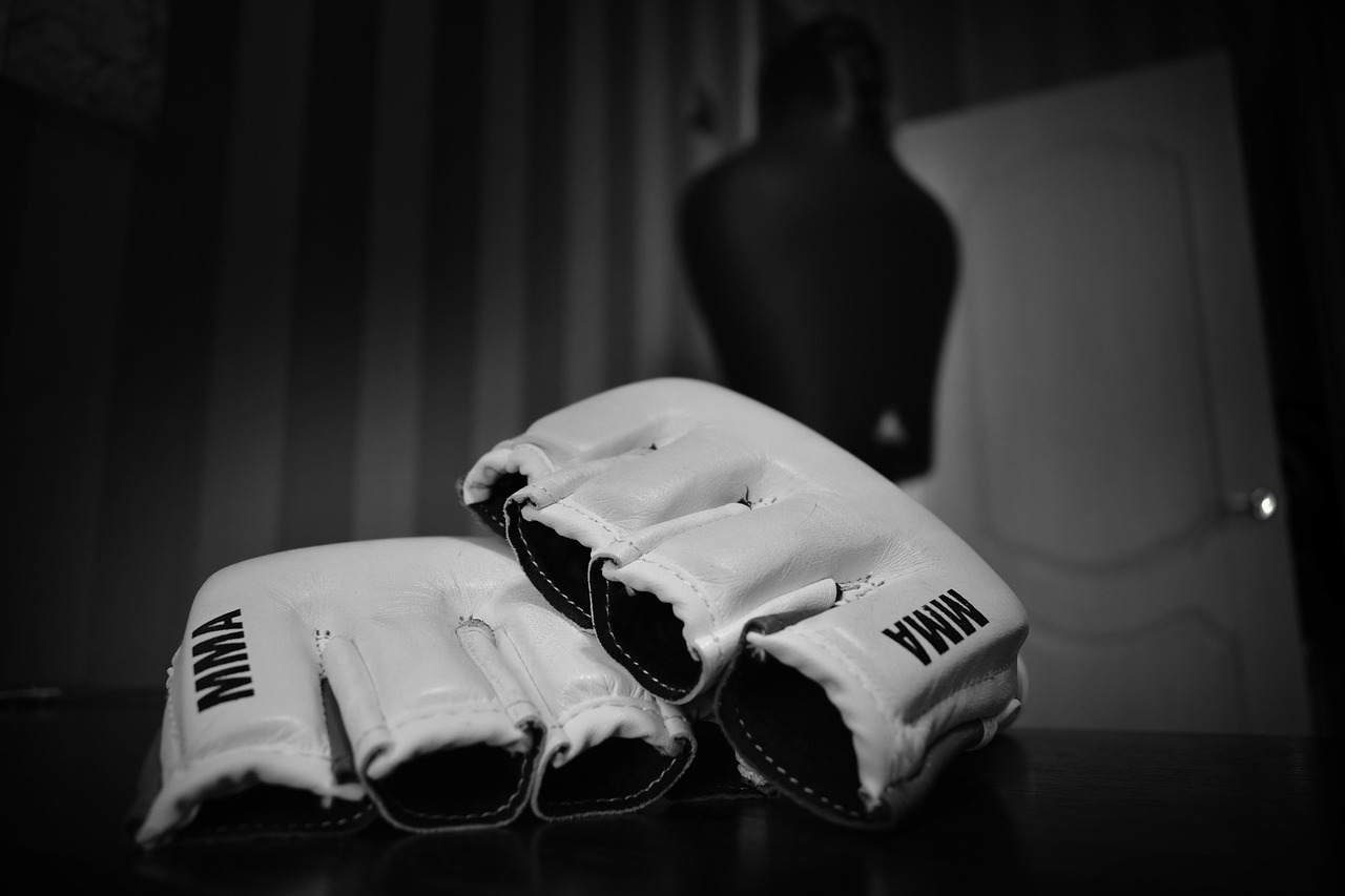 Luchador de MMA en posición de guardia durante sparring técnico
